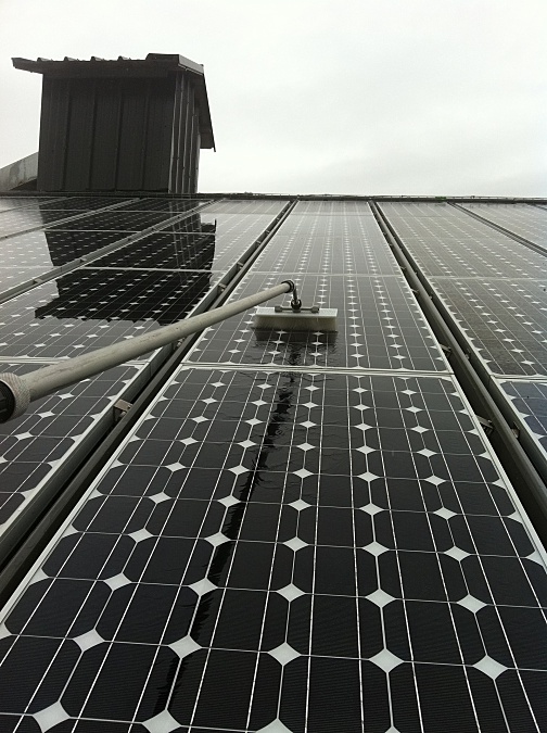 Chantier de nettoyage de panneaux solaires photovoltaïques à l'eau pure osmosée, à Grenoble